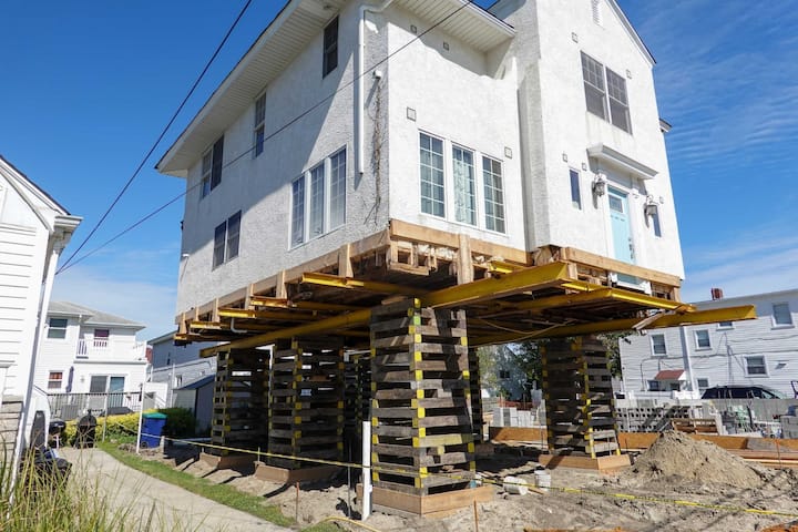 Located in Chattanooga, Tennessee, we are a company that specializes in house lifting, small distance house moving, piles and foundations.